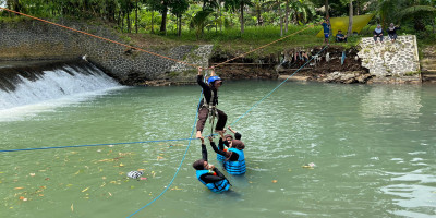 Eskul Madapala MAN 2 Ciamis Gelar Latihan Lintas Sungai di Sungai Cileueur